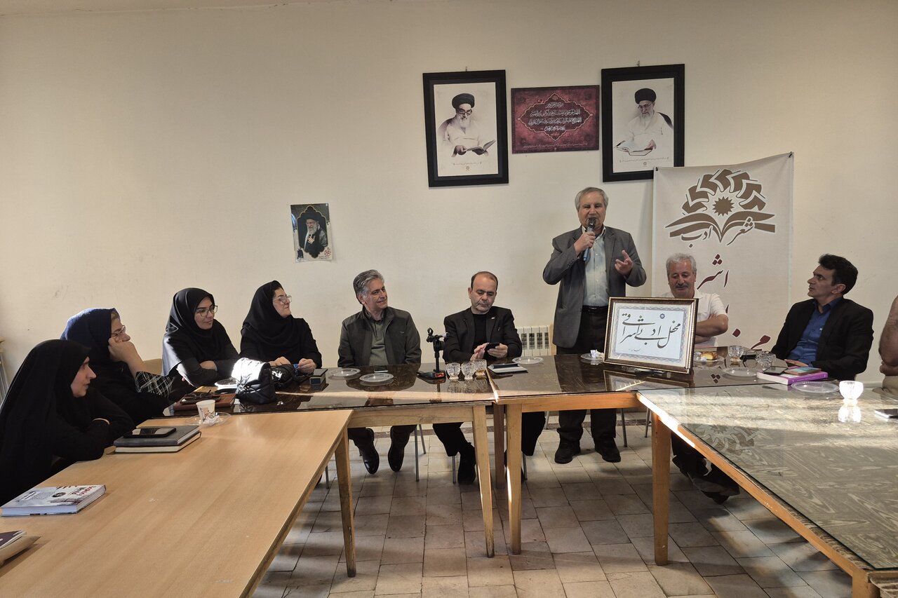 دیوان حافظ در کنار قرآن کریم، جایگاه ویژه‌ای در فرهنگ ایرانی دارد