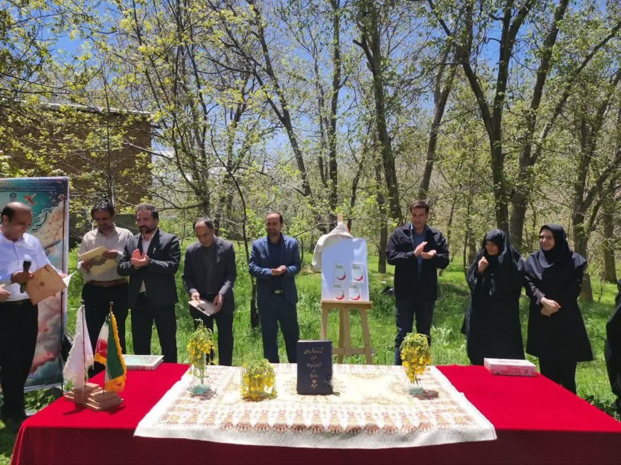 رونمایی از کتاب «شیوه‌ی شهرآشوبی» در روستای حیدره قاضی خان بهار
