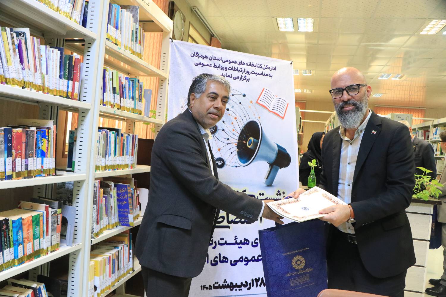 نشست کتاب‌خوان اختصاصی با حضور اعضای هیئت رئیسه روابط عمومی استان هرمزگان
