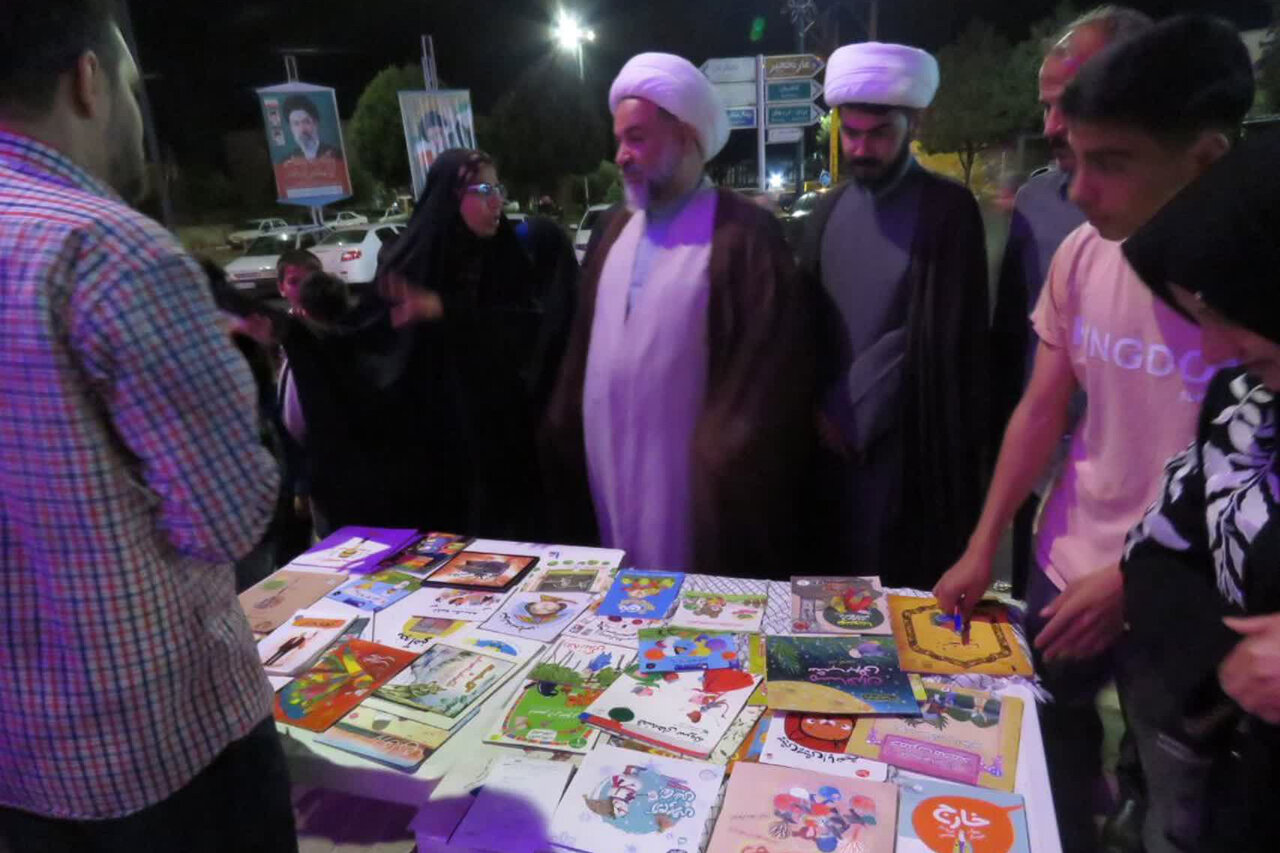 از کتاب «شاخه درخت توت» در دلیجان رونمایی شد