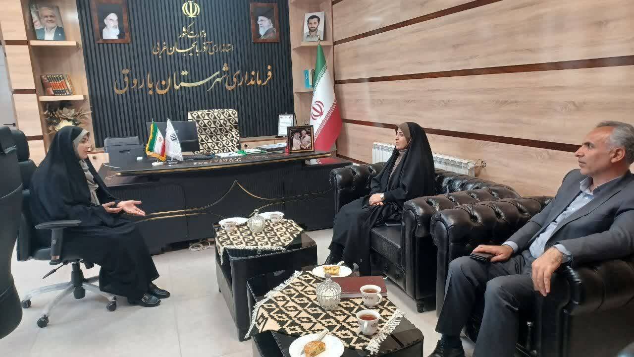 دیدار مدیرکل کتابخانههای عمومی آذربایجانغربی با امام جمعه و فرماندار باروق