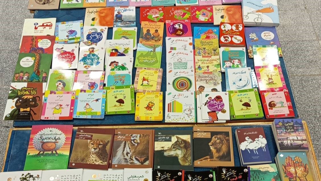 اهدای ۳۰۰ نسخه کتاب کودک و نوجوان توسط خیرین به کتابخانه‌های عمومی شهرستان دالاهو