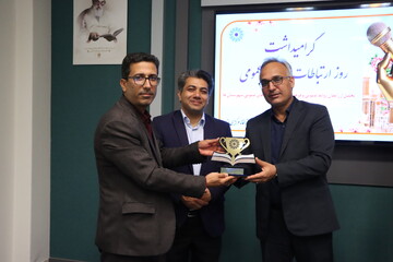 دوره آموزشی سوادرسانه‌ای و عکاسی با موبایل در کتابخانه مرکزی یزد برگزار شد