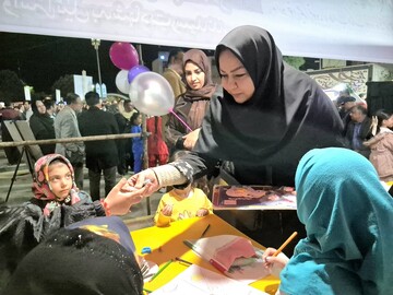 استمرار برپایی غرفه فرهنگی کتابخانه های عمومی کردستان در تجمعات مردمی شبانه در سنندج