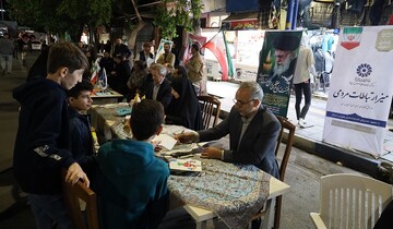 دیدار چهره به چهره با مردم ارومیه؛ میز خدمت کتابخانه‌های عمومی در رزمگاه شبانه