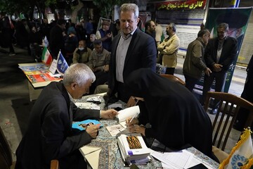 دیدار چهره به چهره با مردم ارومیه؛ میز خدمت کتابخانه‌های عمومی در رزمگاه شبانه