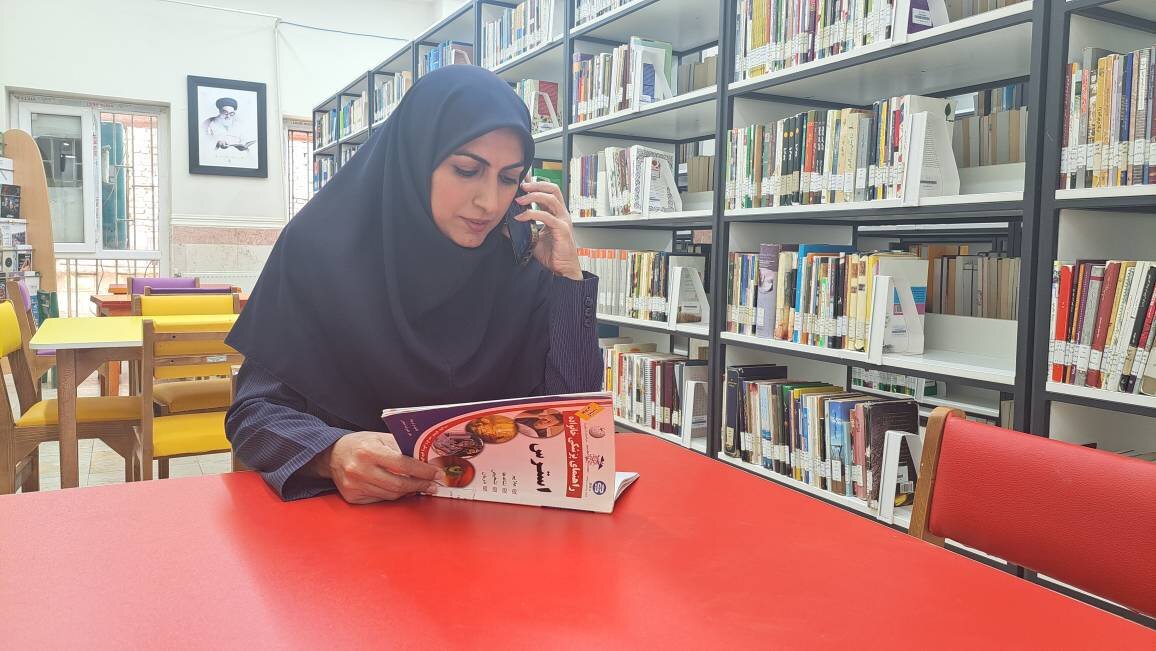 معرفی سه کتاب کاربردی در رادیو لرستان با حضور کتابداران خرم‌آباد