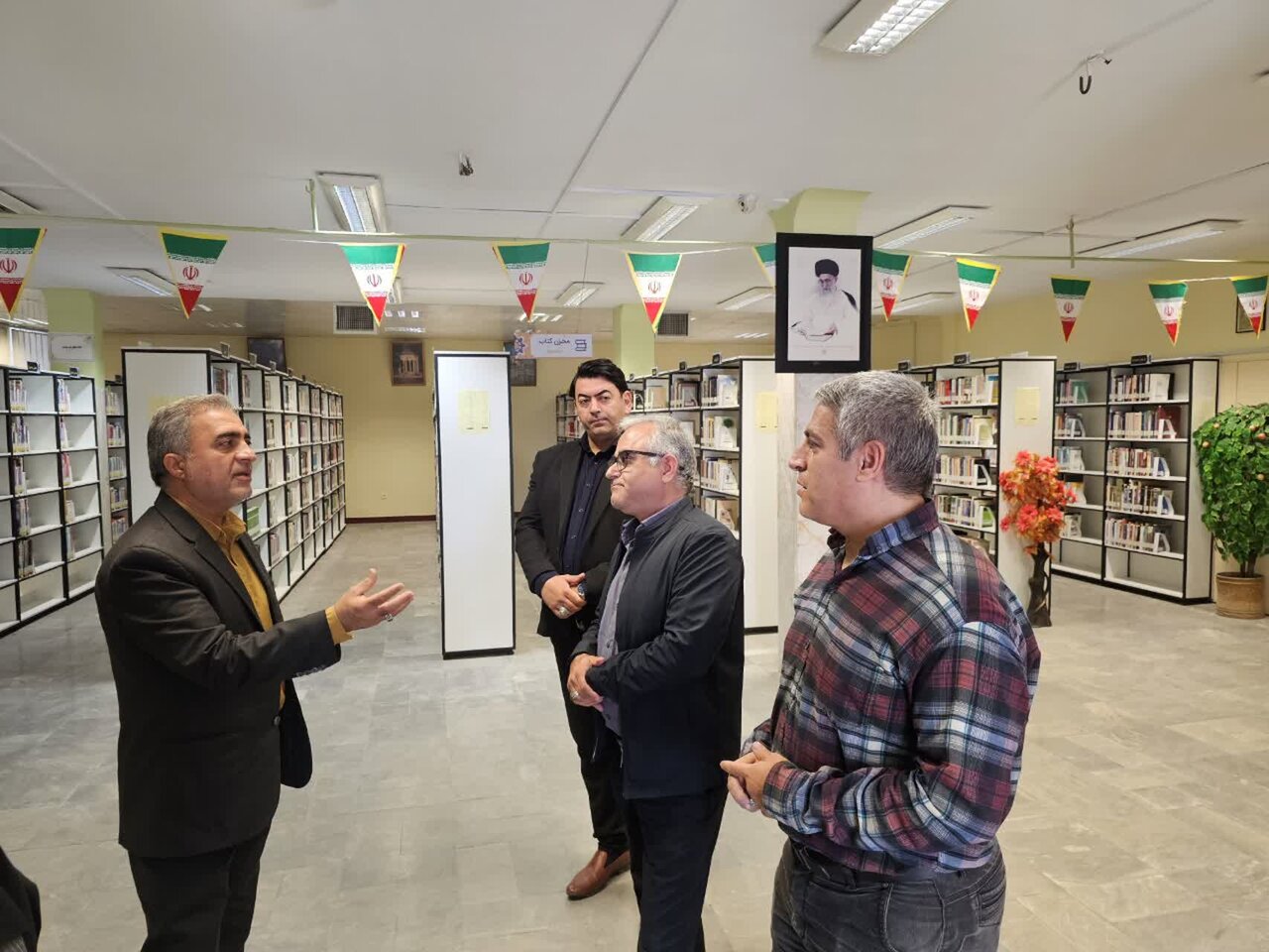بازدید بخشدار فشافویه از کتابخانه شهید مطهری شهرستان ری