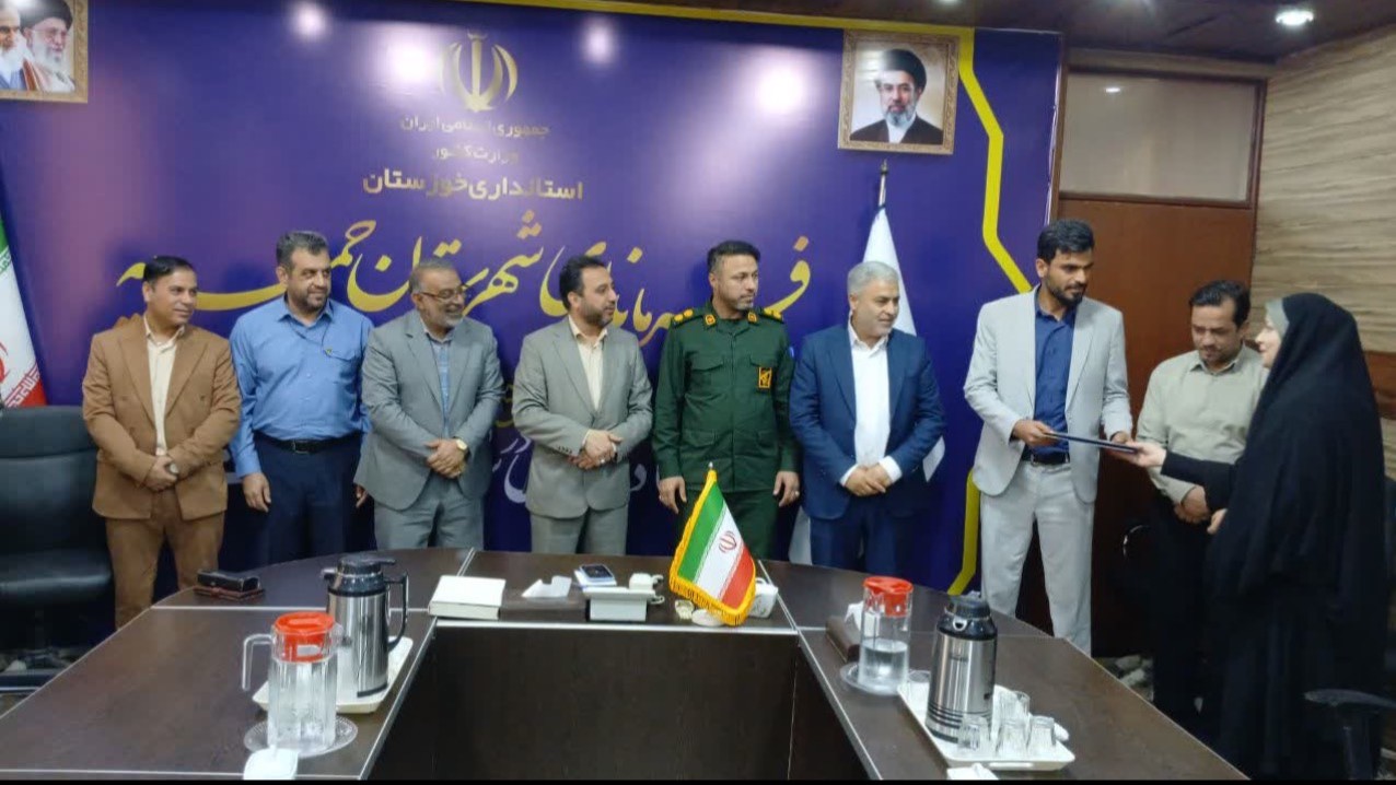 تقدیری فرماندار حمیدیه از سرپرست اداره کتابخانه‌های عمومی حمیدیه و مسئول کتابخانه شهدای دهکده