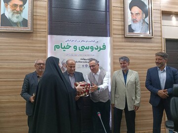 برنامه های شعرخوانی در کتابخانه های عمومی با حضور علاقمندان به اشعار فارسی