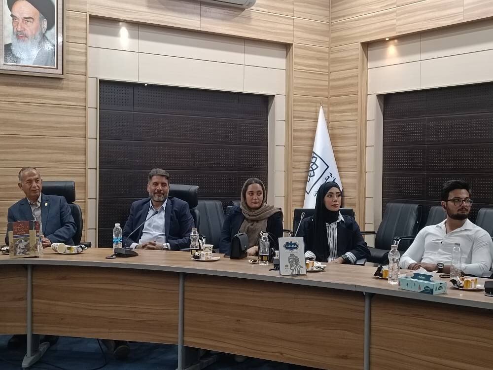 شعرخوانی شاعران در کتابخانه های عمومی استان تهران