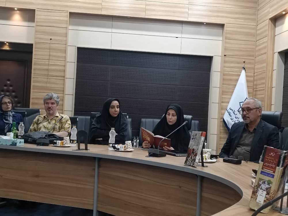شعرخوانی شاعران در کتابخانه های عمومی استان تهران