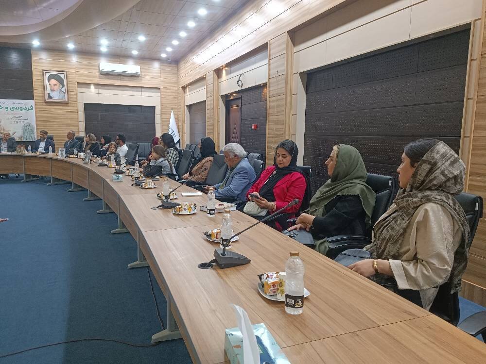 شعرخوانی شاعران در کتابخانه های عمومی استان تهران