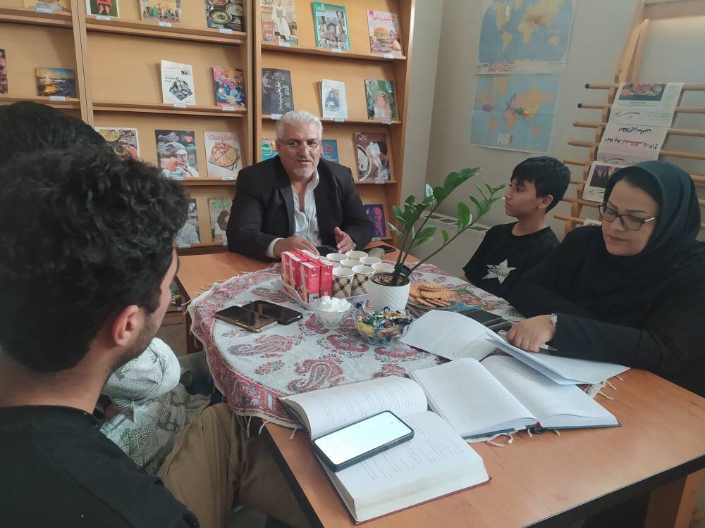 شعرخوانی شاعران در کتابخانه های عمومی استان تهران