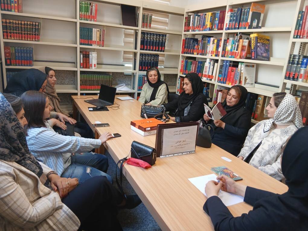 شعرخوانی شاعران در کتابخانه های عمومی استان تهران