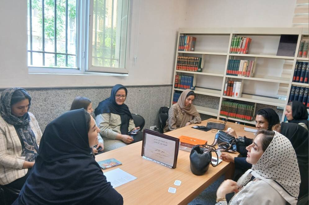 شعرخوانی شاعران در کتابخانه های عمومی استان تهران