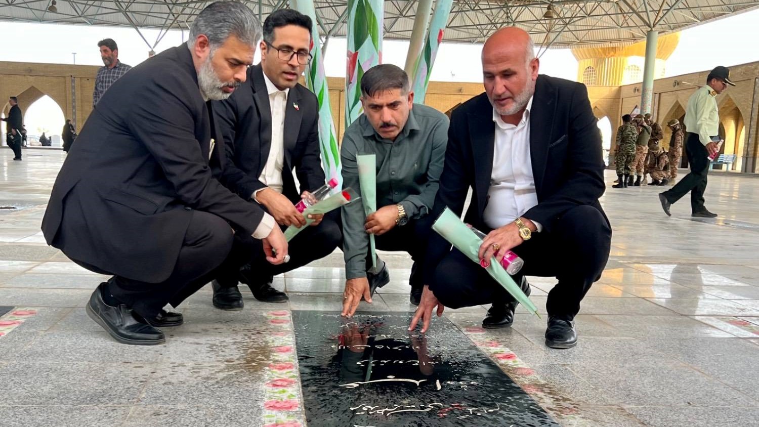 تجدید میثاق کتابداران خرمشهری با آرمان‌های شهدای دفاع مقدس در مراسم غبارروبی گلزار شهدا