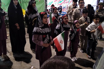شب هشتادوسوم و حضور کودکان در غرفه کتابخانه ایران