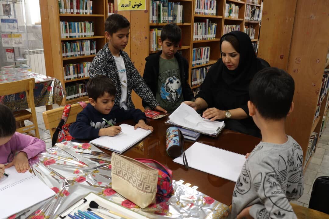 از ساحتِ کتاب تا قلمروِ خلاقیتِ هنری در کتابخانه شهدای سنجان