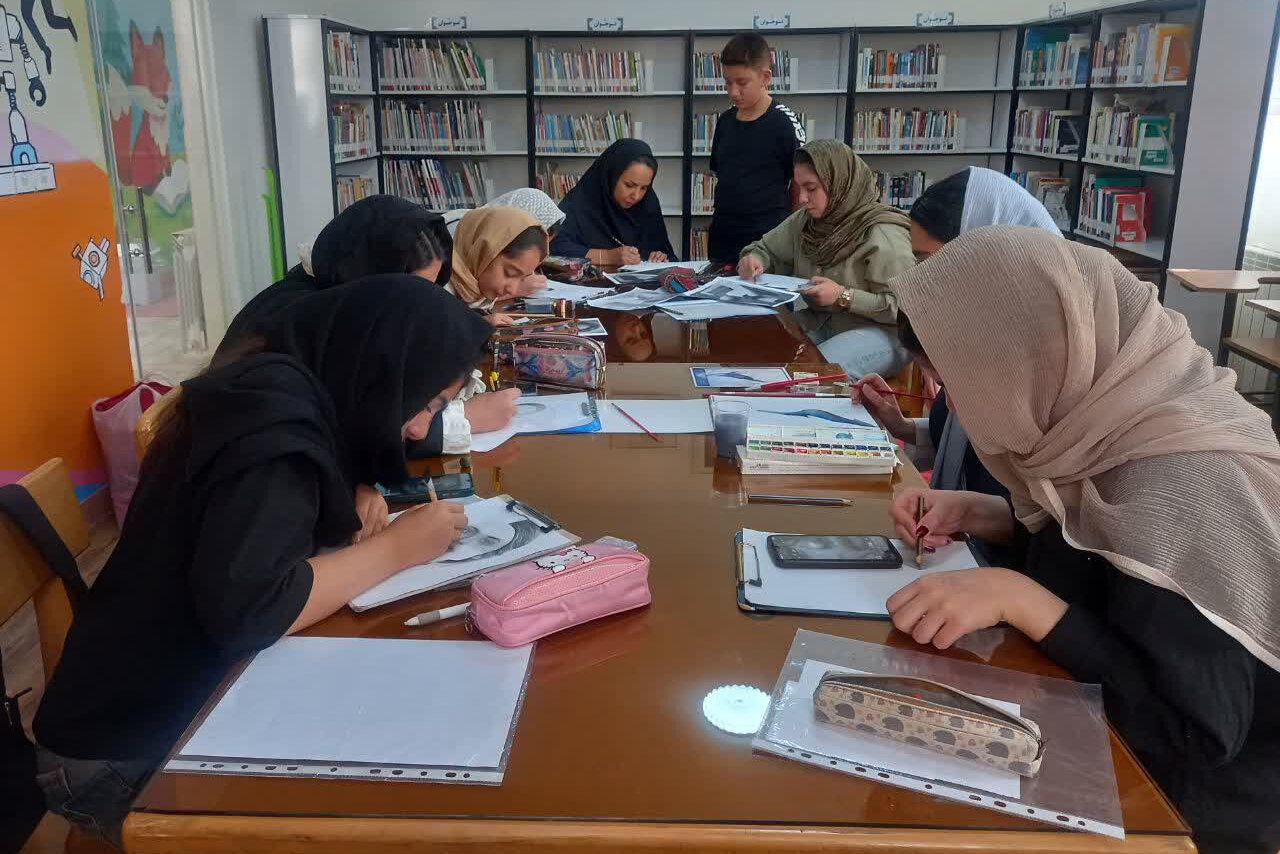 از ساحتِ کتاب تا قلمروِ خلاقیتِ هنری در کتابخانه شهدای سنجان