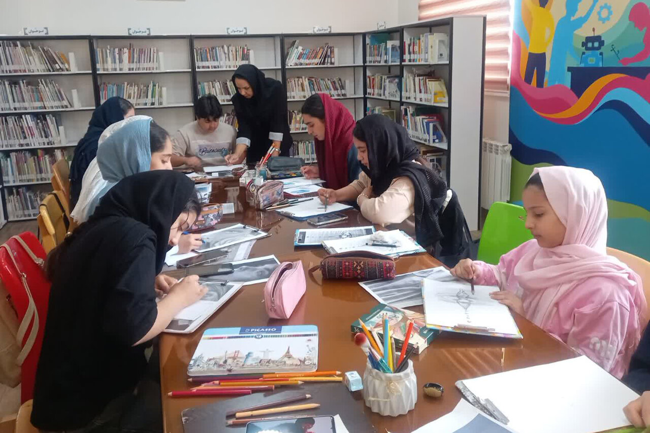 از ساحتِ کتاب تا قلمروِ خلاقیتِ هنری در کتابخانه شهدای سنجان