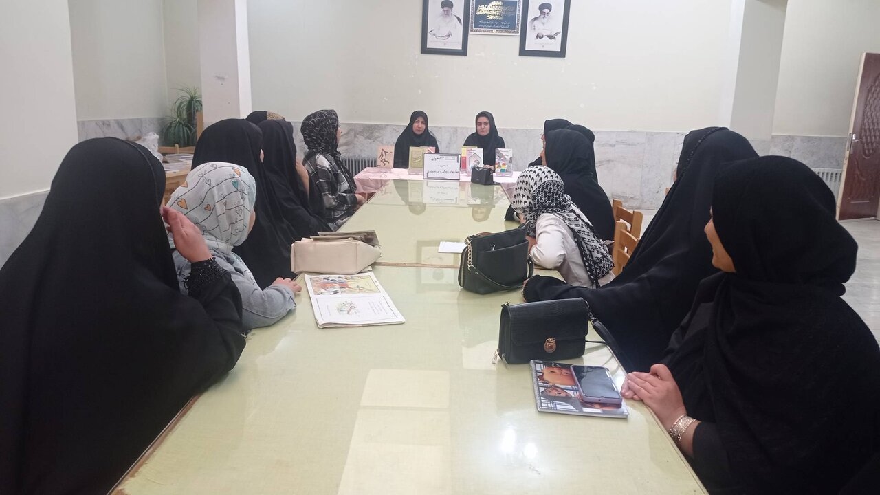 نشست کتابخوان با محوریت مهارتهای زندگی و فرزندپروری در کتابخانه ولیعصر (عج) سلطانیه