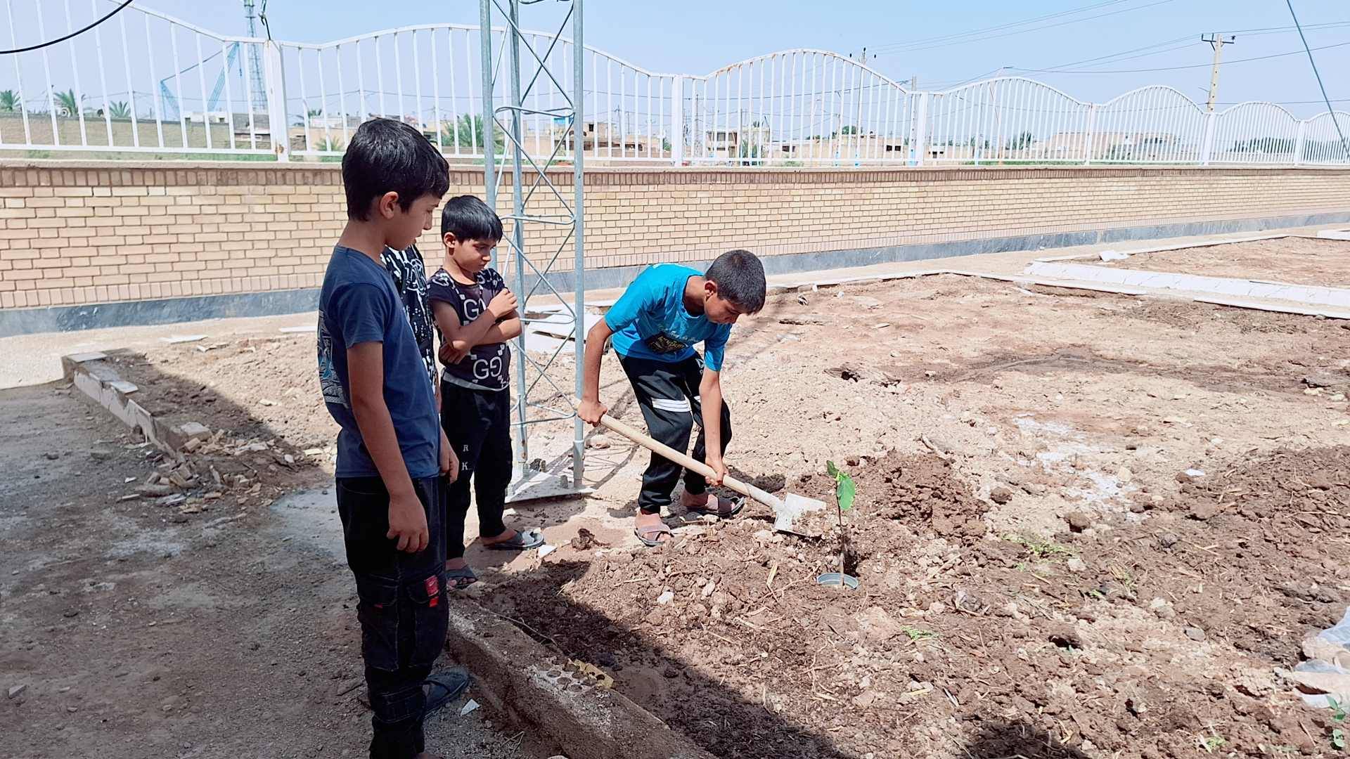 کودکان و نوجوانان با کاشت نهال به یاد شهدای عملیات بیتالمقدس، پیوند دفاع مقدس و طبیعت را جشن گرفتند