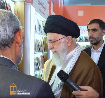 گفت‌وگوی رهبر شهید انقلاب با حمید حسام و اشاره به کتابی درباره فرار از زندان! / نمایشگاه کتاب ۱۴۰۳
