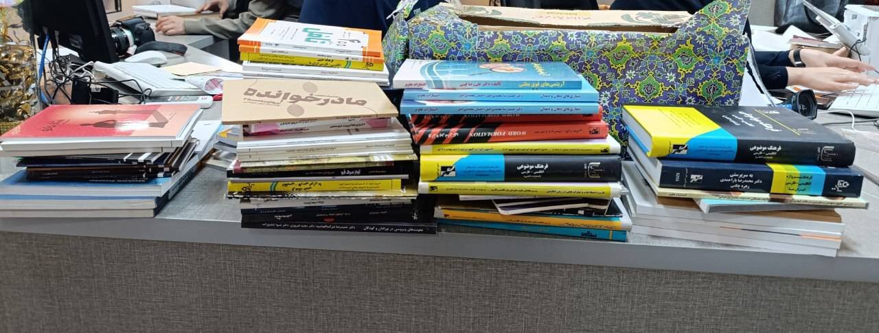 میراثی ماندگار در قفسههای کتابخانه؛ اقدام خیرخواهانه خبرنگار لرستانی در اهدای کتابهای پدر