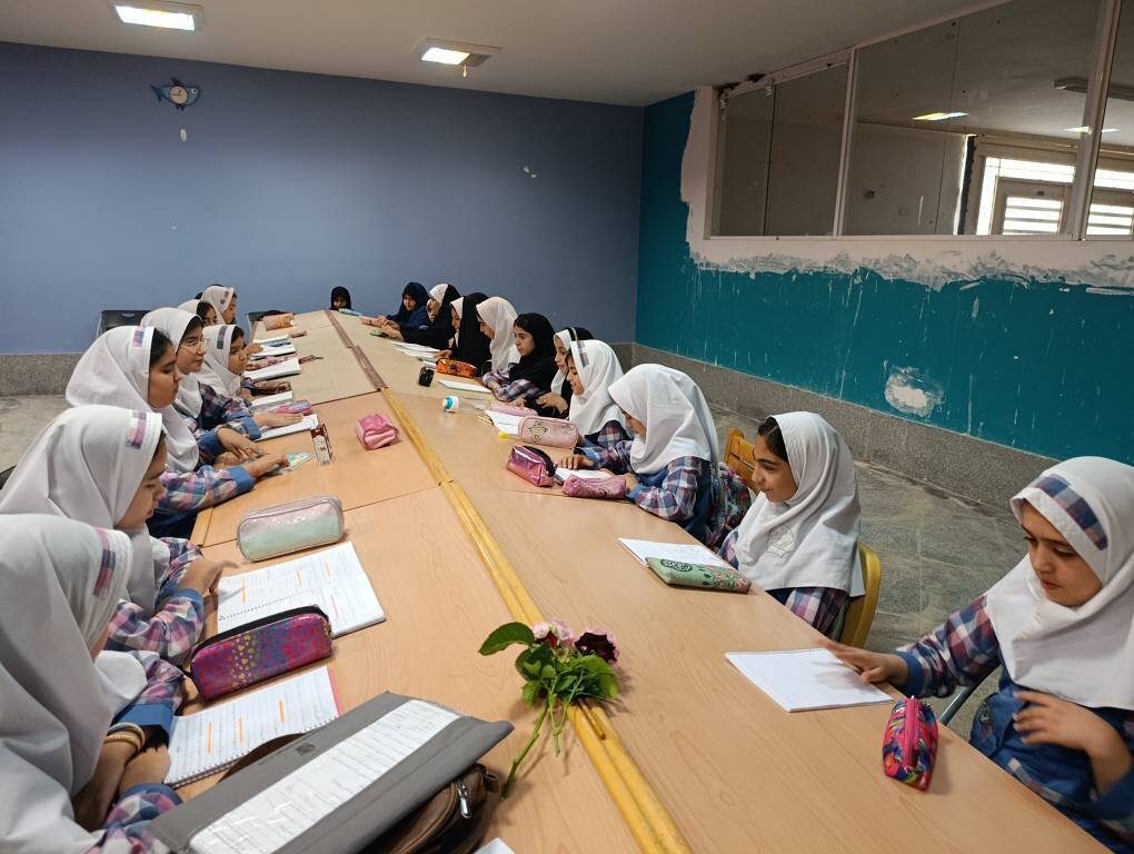 تجلی ارادت دانش‌آموزان اسفراینی به رئیس‌جمهور شهید در کتابخانه ابوالعباس