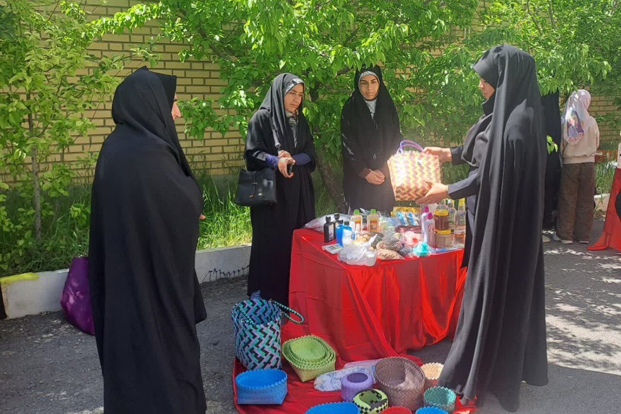 نمایشگاه و بازارچه اقتصاد مقاومتی در کتابخانه شهدای قورچی‌باشی