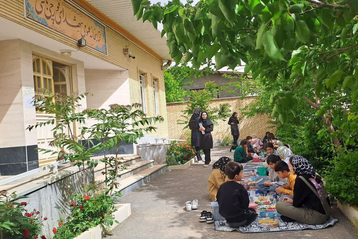 بهشت کتابخوانان شهر قورچی‌باشی در کتابخانه شهدا