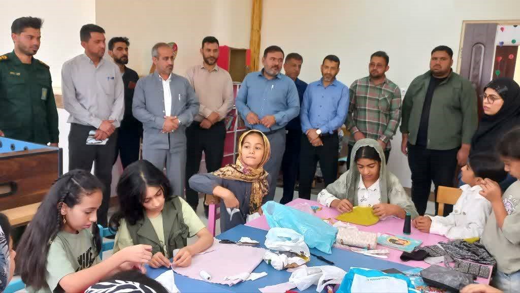 بازدید مسئولان کمیته امداد از کتابخانه شهدای دهکده حمیدیه، توافق برای تأمین منابع کمکدرسی و اعزام مربی آموزشی