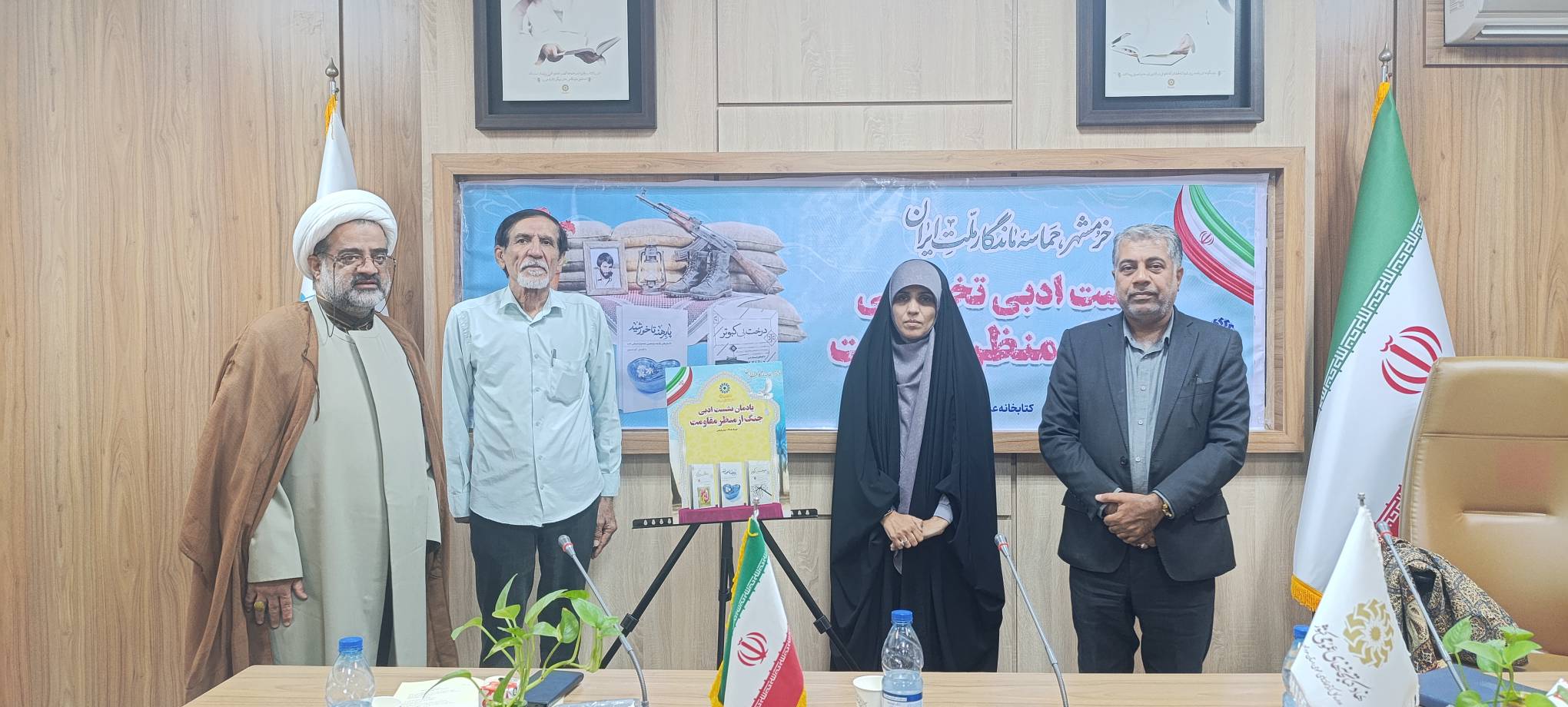 نشست ادبی تخصصی «جنگ از منظر مقاومت» در بندرعباس برگزار شد