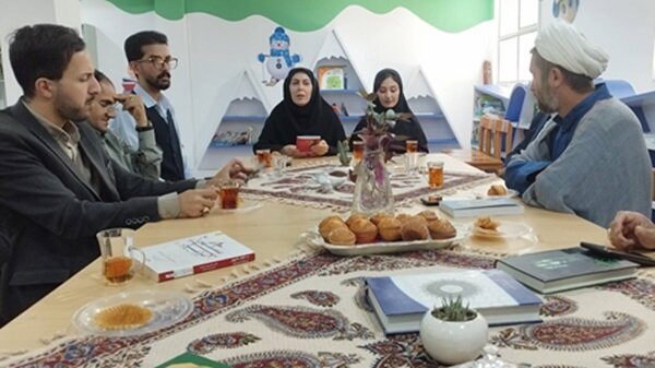 برگزاری نشست اختصاصی کتاب‌خوان ویژه فرهنگیان در کتابخانه شهید بهشتی