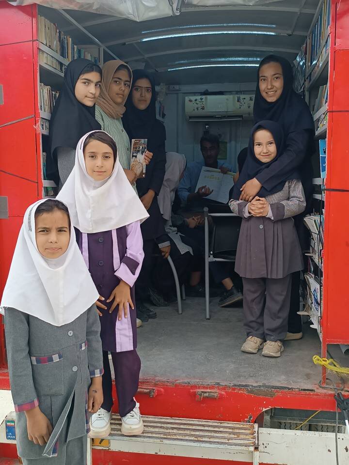 طنین فرهنگ و هنر در دهستان گیفان؛ اجرای طرح «کتاب‌خوانی سیار و سینما روستا» در روستای قتلیش