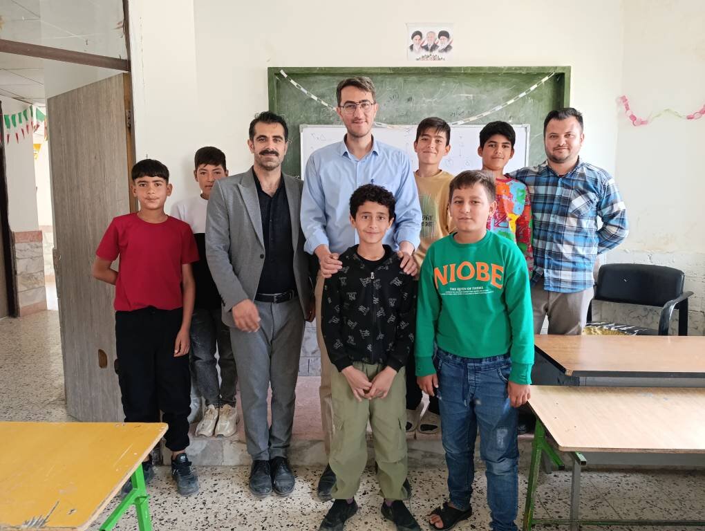 طنین فرهنگ و هنر در دهستان گیفان؛ اجرای طرح «کتاب‌خوانی سیار و سینما روستا» در روستای قتلیش