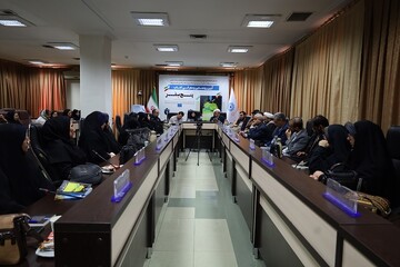 آیین رونمایی کتاب «پنج سِفر» اثر حسین شرفخانلو به مناسبت روز مقاومت و پایداری در سالن جلسات کتابخانه مرکزی آذربایجان‌غربی