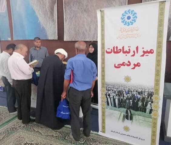 برپایی میز ارتباطات مردمی اداره‌کل کتابخانه‌های عمومی استان همزمان با آیین سیاسی _عبادی نماز جمعه