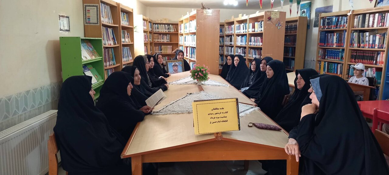 روایت حماسه از خرمشهر تا دریای عمان؛ میزبانی محفل کتابخوانی بانوان سملقانی از مادر شهید «امیررضا قدرتی»