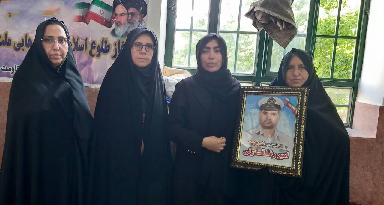 روایت حماسه از خرمشهر تا دریای عمان؛ میزبانی محفل کتابخوانی بانوان سملقانی از مادر شهید «امیررضا قدرتی»
