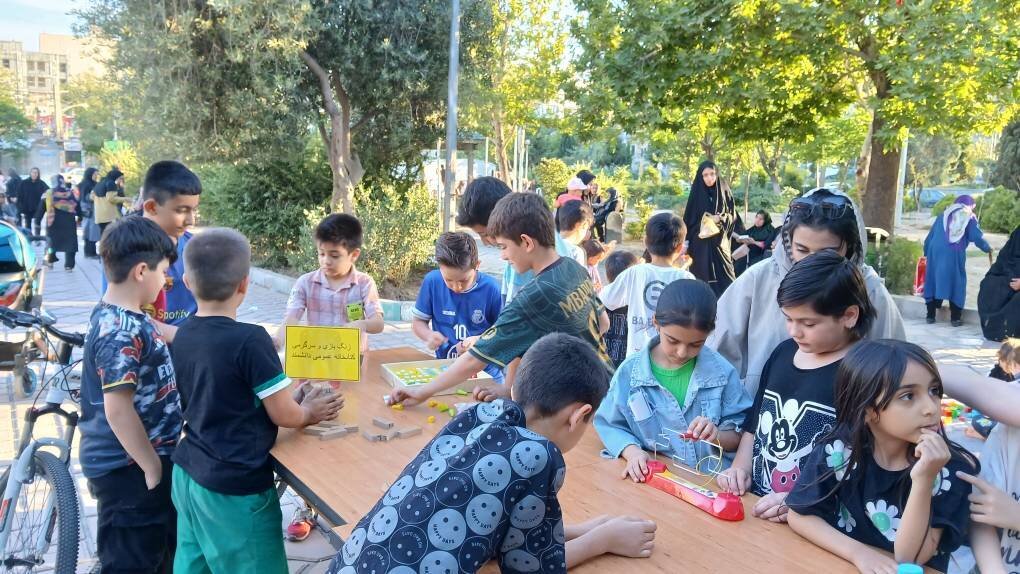 برپایی میز خدمت و اجرای برنامه های متنوع فرهنگی- معنوی در روز عرفه