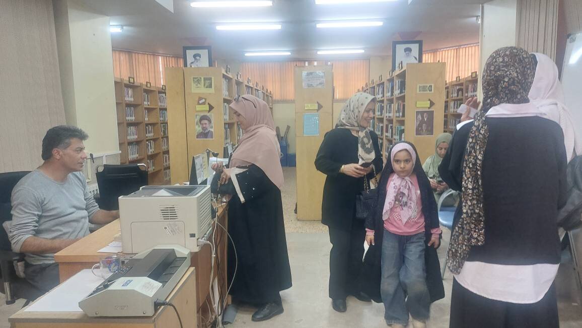 برپایی میز خدمت و اجرای برنامه های متنوع فرهنگی- معنوی در روز عرفه