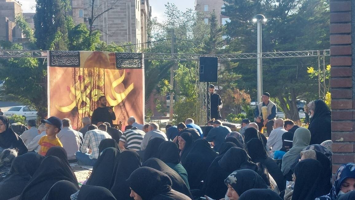 برپایی میز خدمت و اجرای برنامه های متنوع فرهنگی- معنوی در روز عرفه