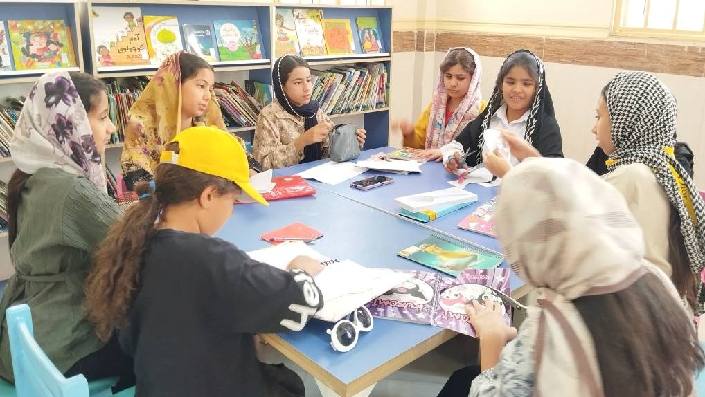 برگزاری کارگاه ساخت دفترچه یادداشت دستی از مواد بازیافتی در کتابخانه عمومی شهدای دهکده