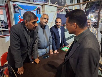 برپایی میز ارتباط مردمی اداره کتابخانه‌های عمومی شهرستان قائنات در حاشیه تجمعات شبانه شهر
