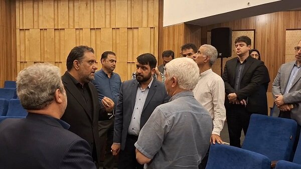 بازدید رئیس سازمان مدیریت و برنامهریزی گیلان از کتابخانه مرکزی رشت