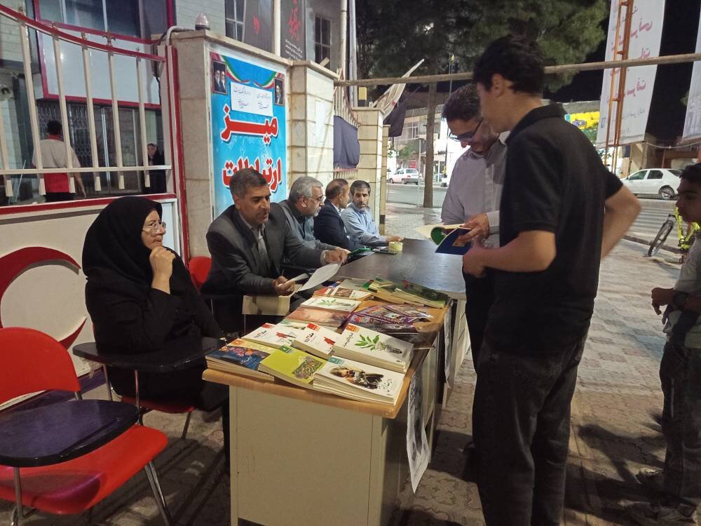 برپایی میز ارتباط مردمی اداره کتابخانه‌های عمومی شهرستان قائنات در حاشیه تجمعات شبانه شهر