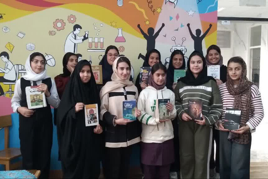 باشگاه کتابخوانی «نقطه ویرگول» در کتابخانه شهدای سنجان شهر اراک