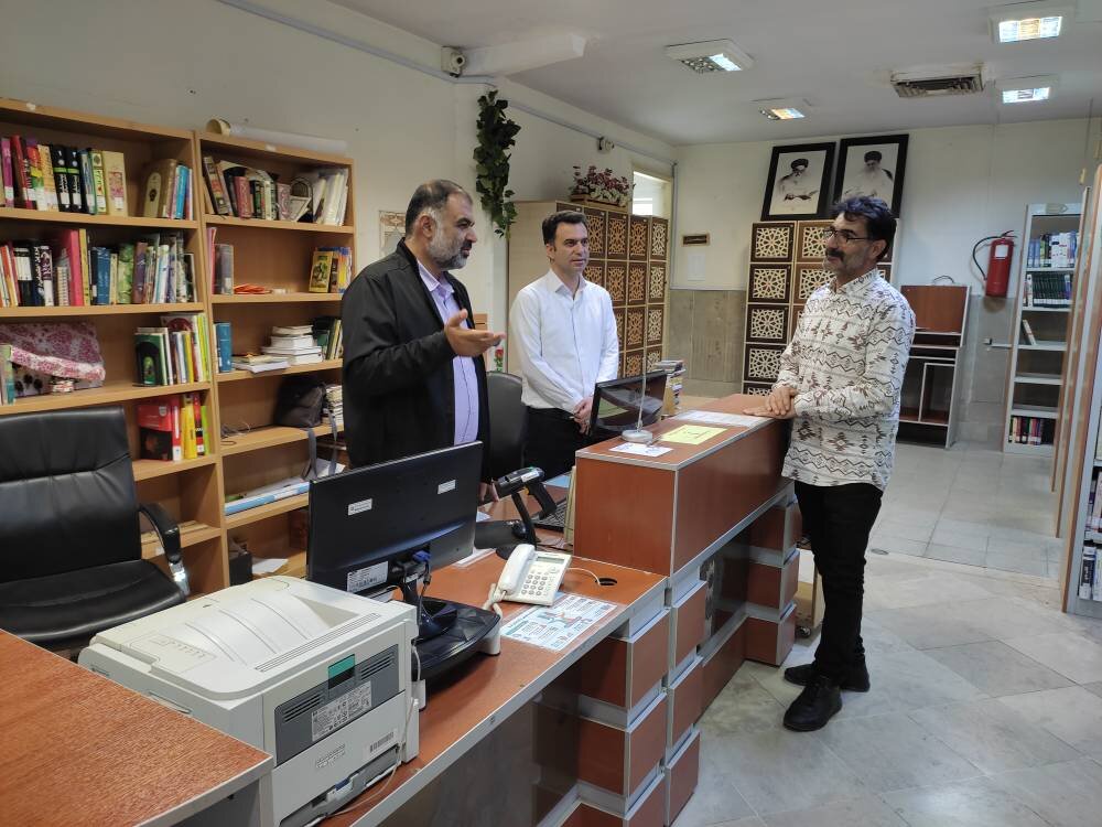 بازدید مدیرکل کتابخانه‌های‌ عمومی استان البرز از کتابخانه‌ عمومی آیت‌الله طالقانی کرج